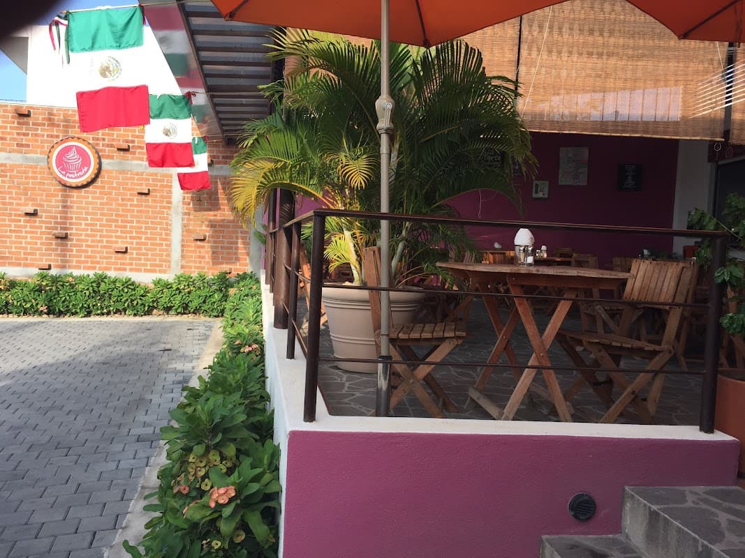Vista del mostrador con pizzas recién horneadas y zona de juegos para niños en Bambino's Pizza