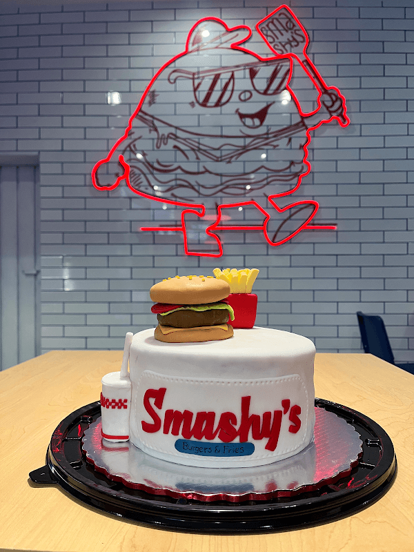 Exterior de Smashy's con letrero de neón en Sinaloa 6, Roma Norte — captura la fachada y la atmósfera nocturna