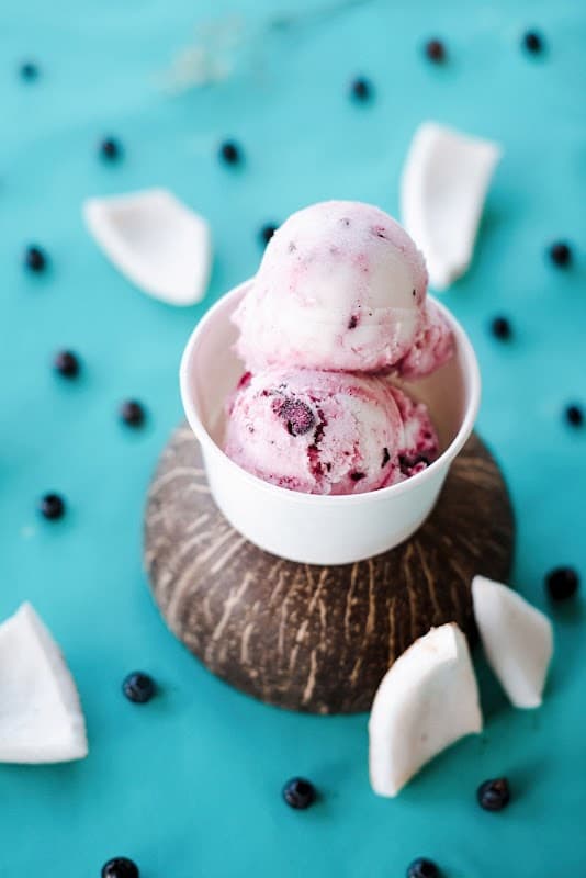 Fachada colorida de Chichilí Helado Vegano en Ostia 2576, con letrero vibrante y vitrina de helados veganos