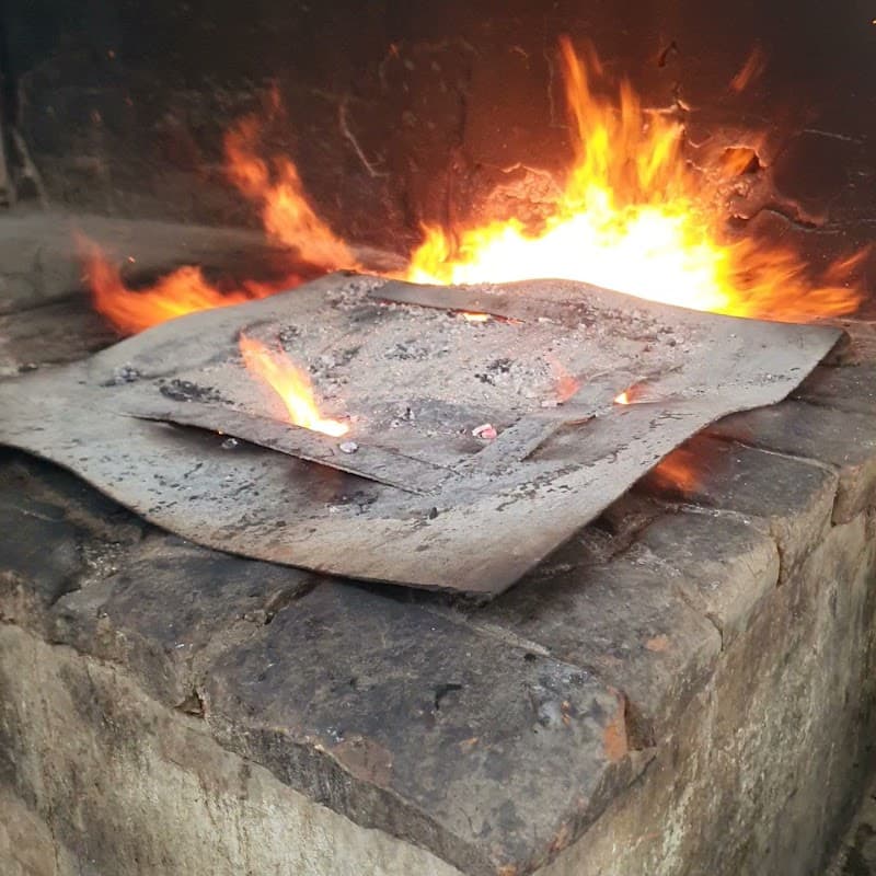 Barbacoa Robert – fachada en Calle Veracruz con letrero rojo, interior mostrando una parrilla encendida, pancita y tortillas caseras en primer plano