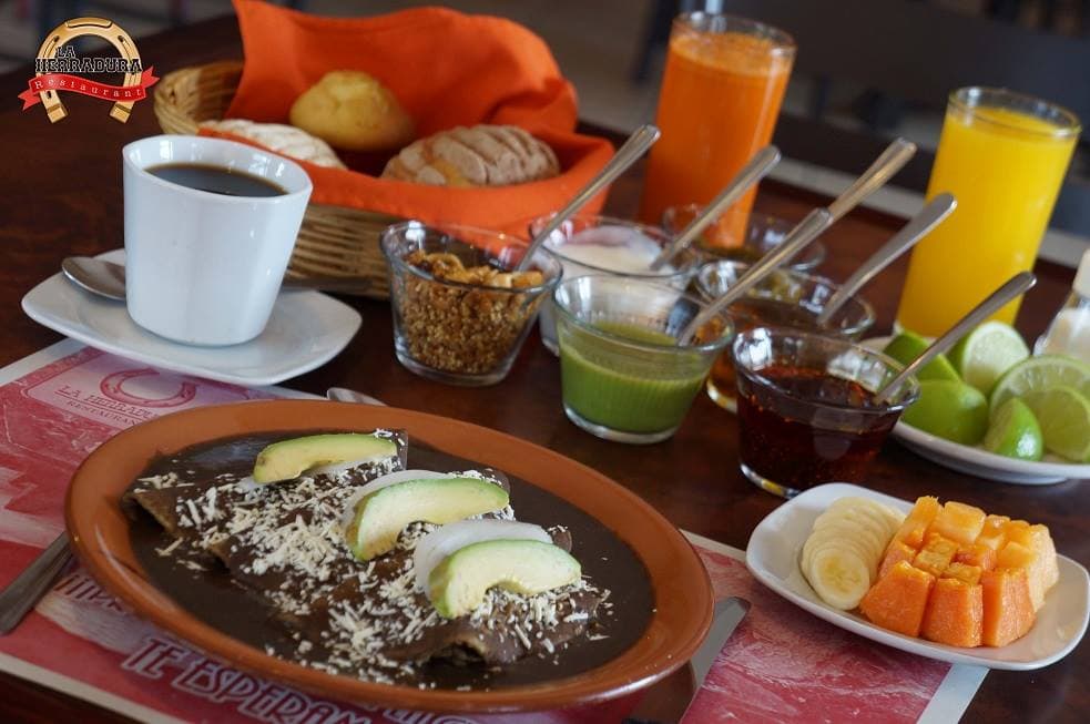 Café Principal en su fachada de Av. 1 Pte., con mesas al aire libre y clientes disfrutando de chilaquiles