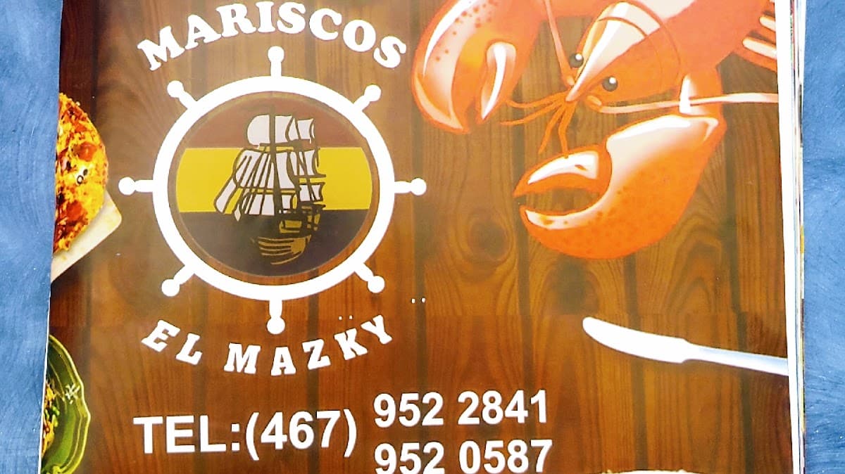 Plato de ceviche toast y michelada en Mariscos El Mazky — vista del mostrador con platos coloridos