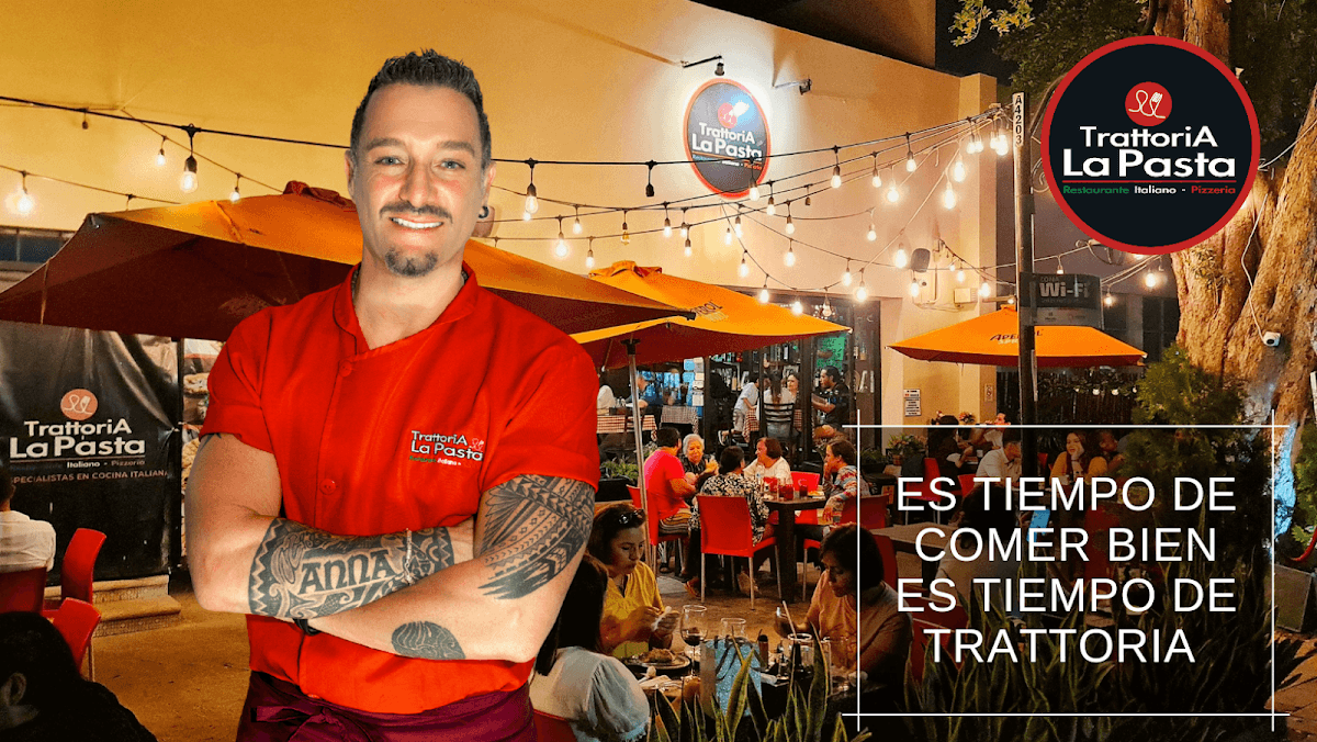 Exterior de Trattoria La Pasta Montejo en la calle Montejo, con su fachada iluminada y la entrada de madera