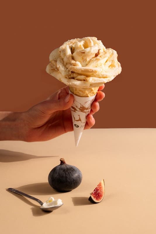 Helado de vainilla con pétalos de flores comestibles en Amorino – primer plano del postre