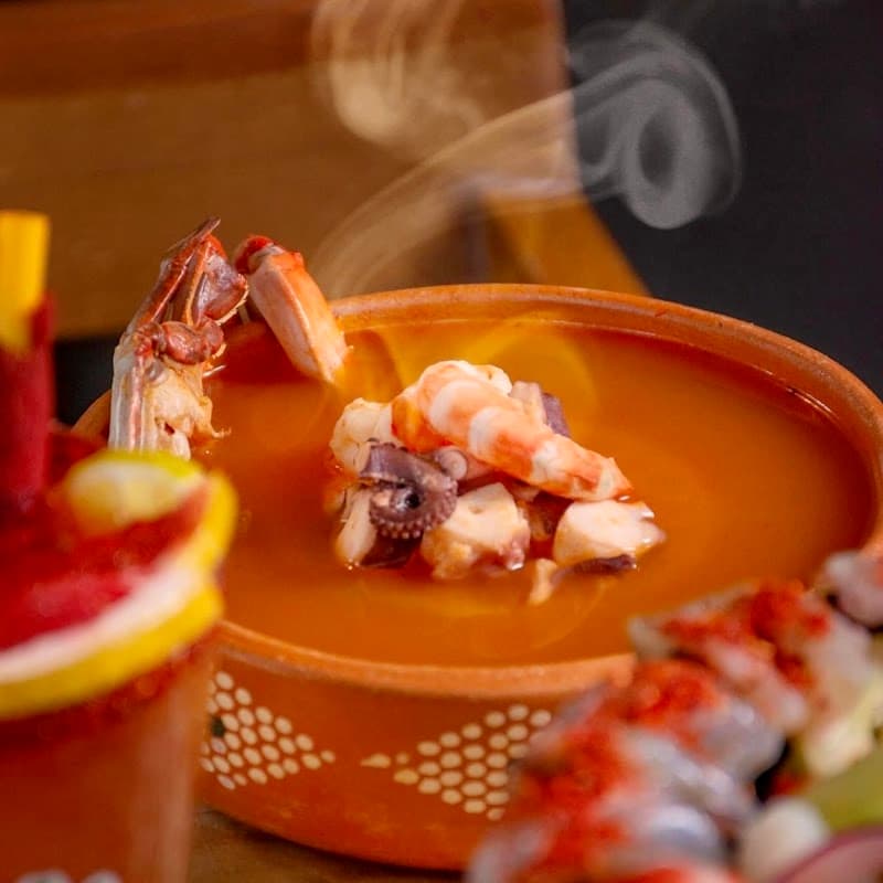 Patmos Cocina de Mar mostrando su barra de mariscos y una tabla de ceviche de camarón bajo luz natural