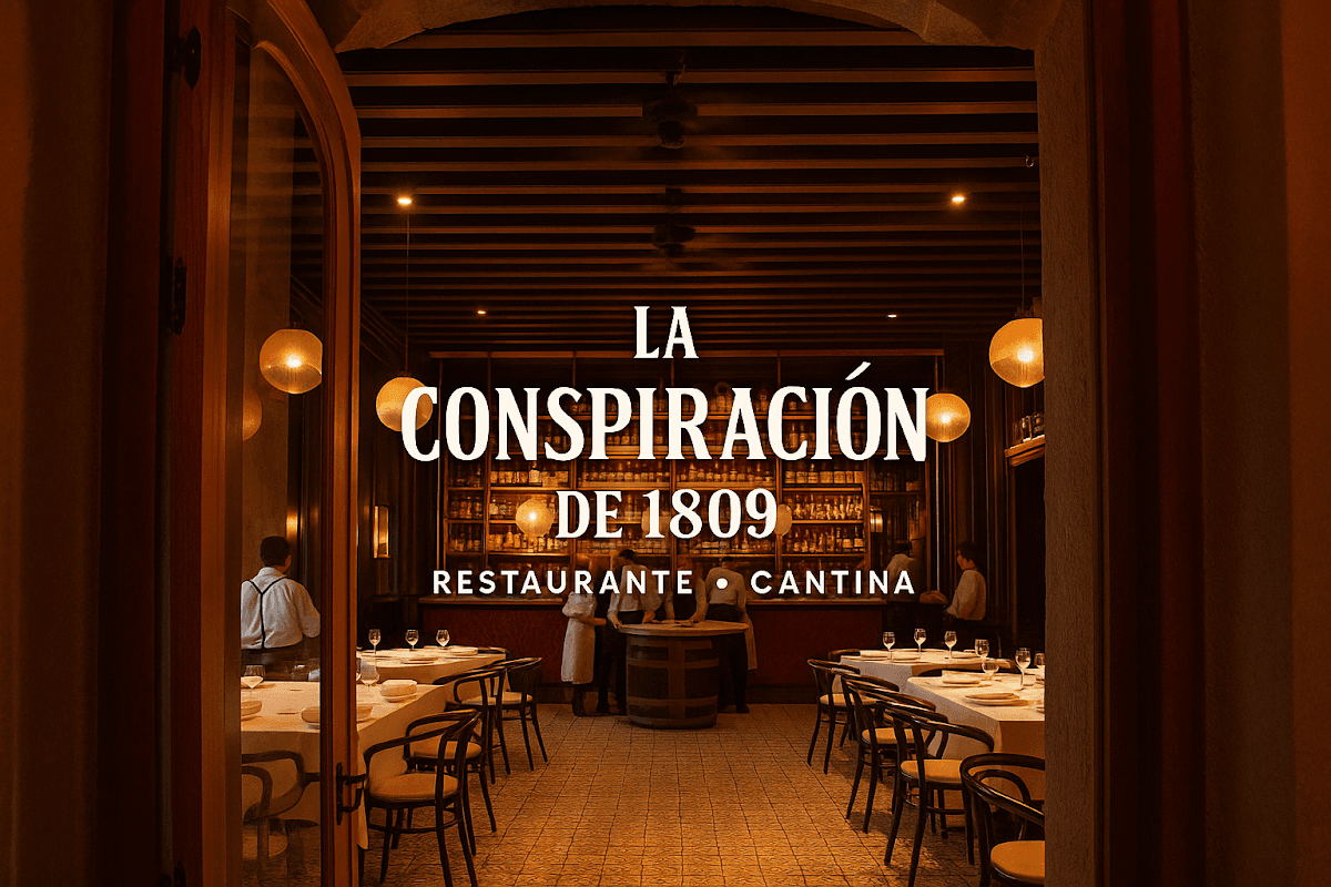 Exterior de La Conspiración de 1809 en Allende 209, con su fachada iluminada al anochecer y clientes entrando