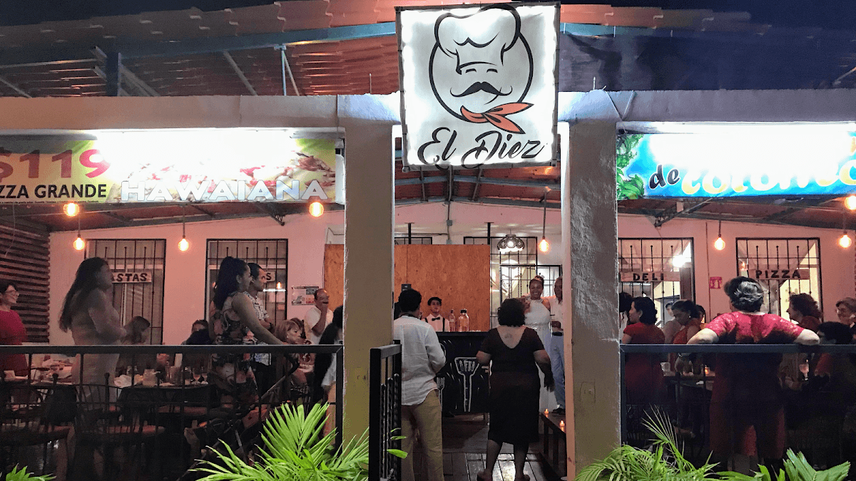 Exterior de Layla Restaurant Bar en Avenida Rafael E. Melgar, mostrando su fachada colorida y mesas al aire libre