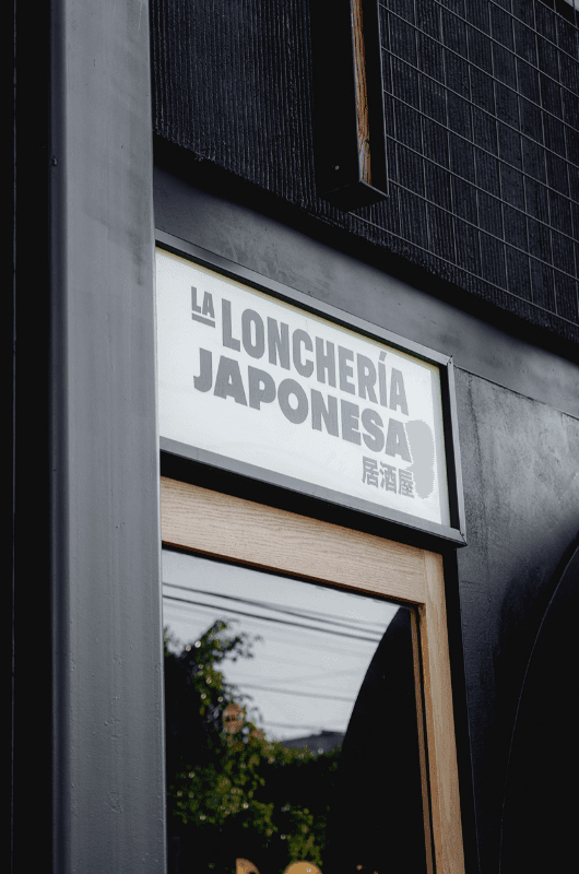 Exterior de La Lonchería Japonesa en Fray Justo Sierra, mostrando el letrero iluminado y la calle nocturna