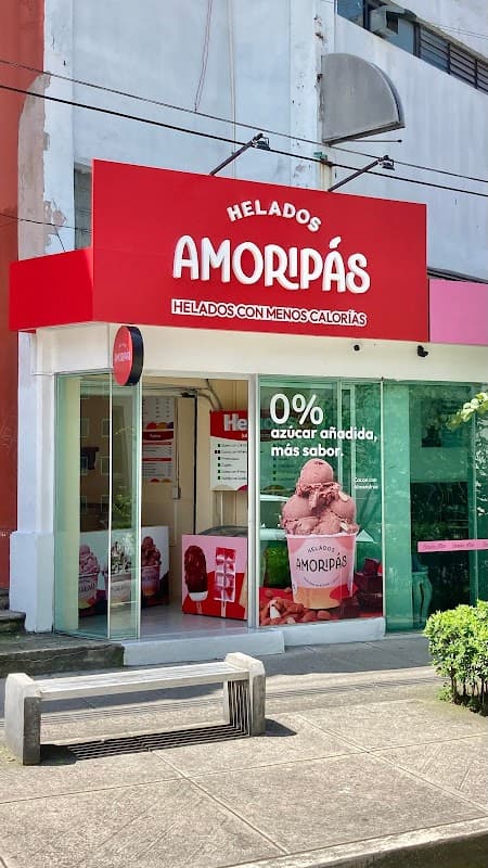 Fachada de Gelato Shop en Calle Diego Leño 51, con su vitrina colorida y una copa de helado vegano sobre la mesa exterior