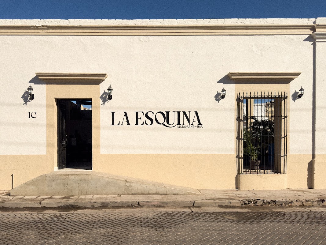 Centro Historico De Acaponeta Nayarit – plaza central con árboles y puestos de gorditas, gente caminando