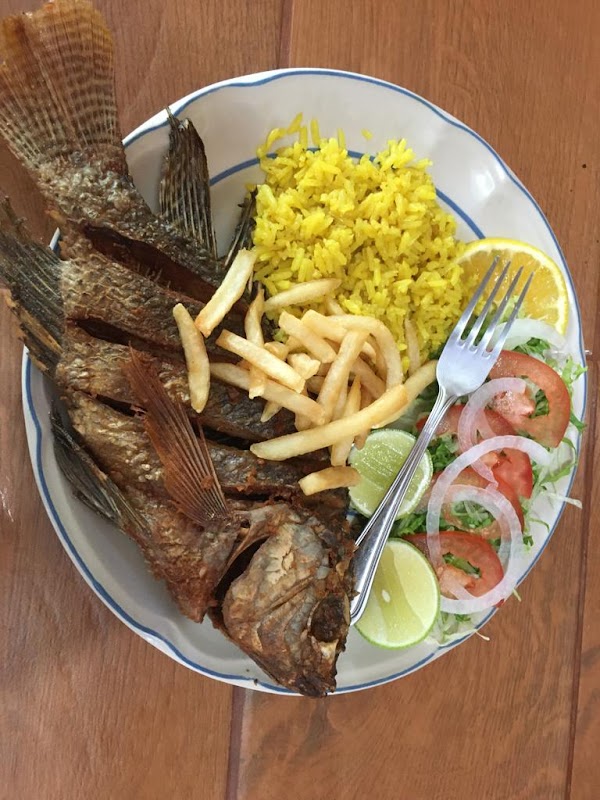 Filete de pescado a la parrilla en Restaurant Mary — captura del plato con salsa de mango y ambiente elegante