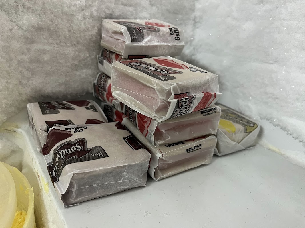Häagen-Dazs con su vitrina de envases elegantes y un cono de vainilla en primer plano — interior del local
