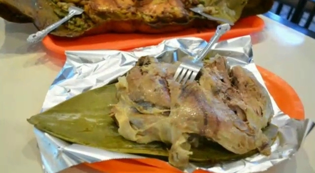Plato de mole de cerdo y quesadilla de cueritos en El Rey del Ximbo, con consomé al fondo