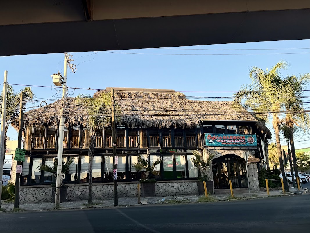 Albacore a la parrilla en La Palapa de Charly — foto del pescado sobre la parrilla con acompañamientos