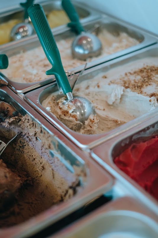 Interior de Molto Gelato con vitrina de gelatos artesanales, mostrando una copa de affogato y el mostrador de mármol
