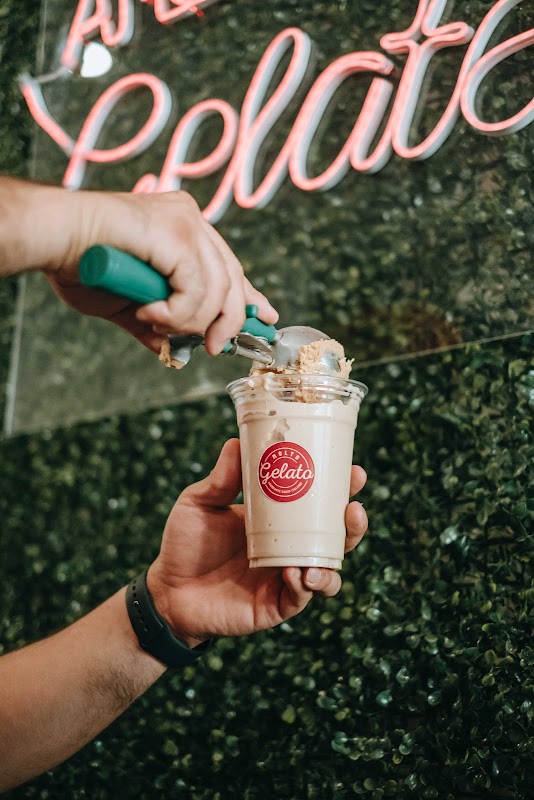 Molto Gelato presentando el affogato de tiramisú en una taza de vidrio elegante