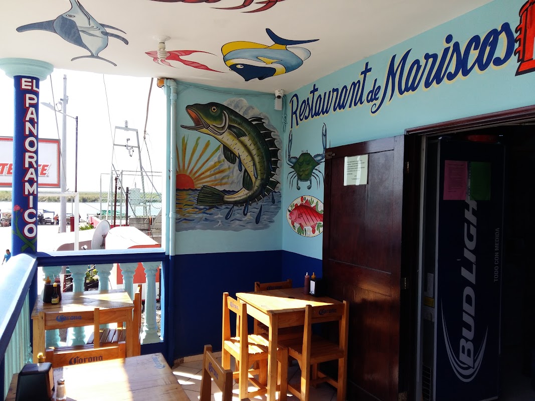 Plato de camarones y sopa de mariscos en El Panorámico — mesa con platos humeantes