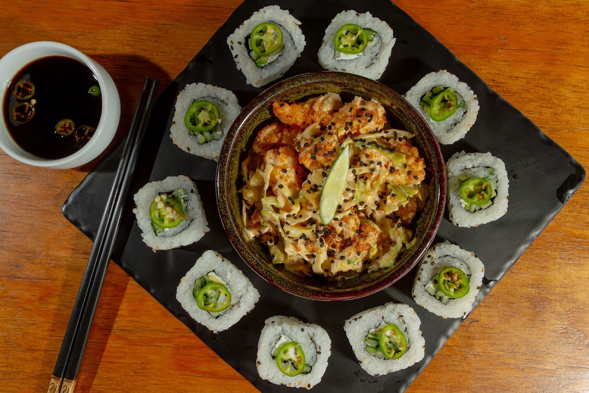 El Cielo Sushi‑Restaurant — barra de sushi con piezas de maki y sashimi, luz tenue