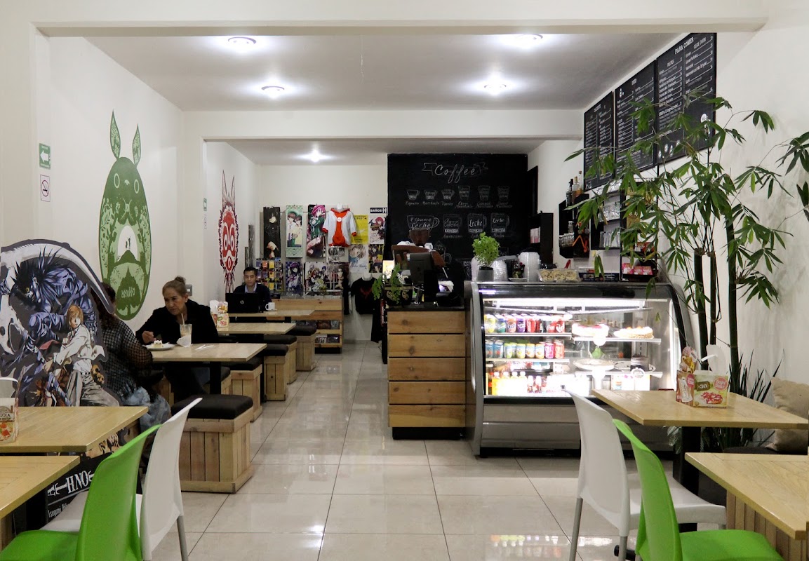Mostrando el mostrador de Akari Shop con una taza de latte y un plato de ramen, interior con decoración de manga.