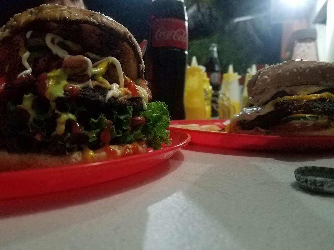 La Encarbonada con su parrilla de carbón y tacos humeantes en el mostrador
