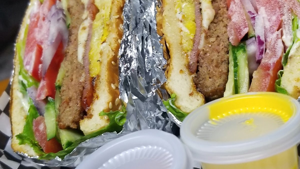 Parrilla de carbón y tacos al carbón en La Encarbonada — foto del grill humeante y los tacos servidos