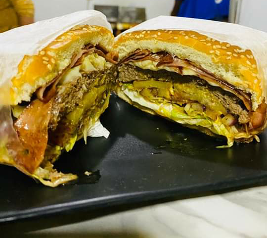 Carnitas Don Lupe — plato de carnitas crujientes con tortillas recién hechas y tamales al vapor, servido en la mesa del comedor