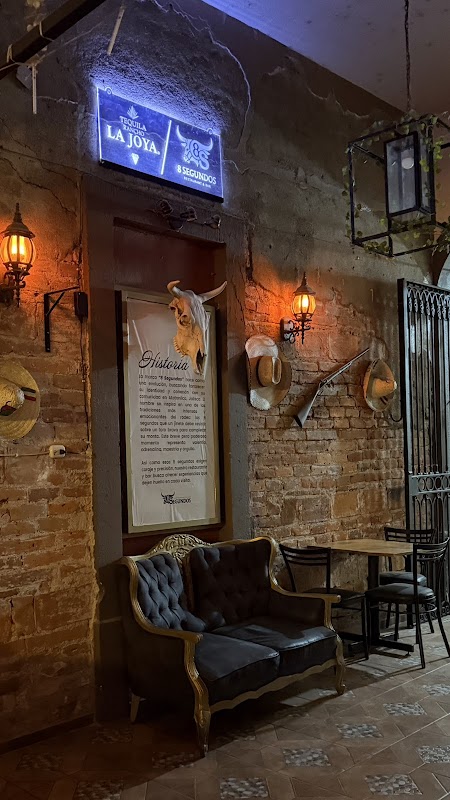 Bar interior de Mona Lisa Bar & Snack con botellas de cerveza y mesas llenas de gente a altas horas — ambiente nocturno