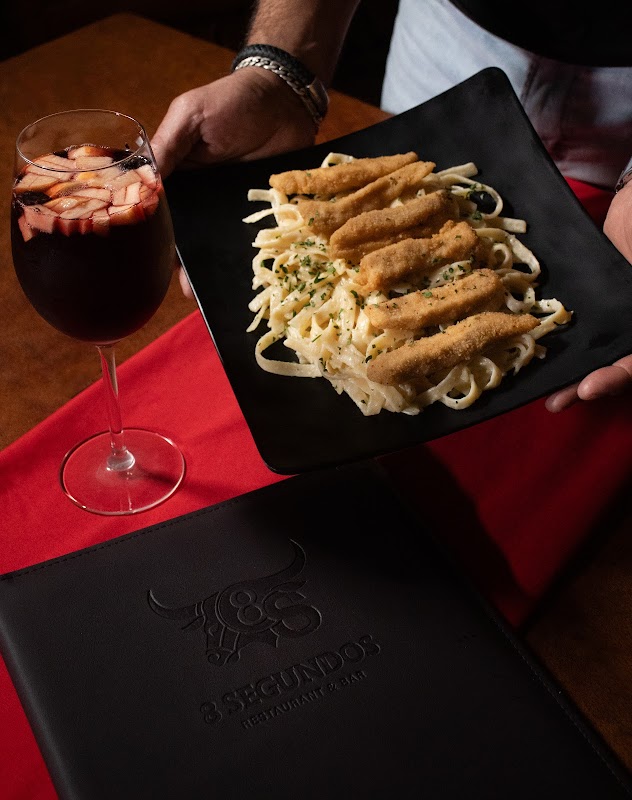 Mostrador de Ta-liko con variedad de rolls de sushi y platos de ramen, enfoque en colores y frescura