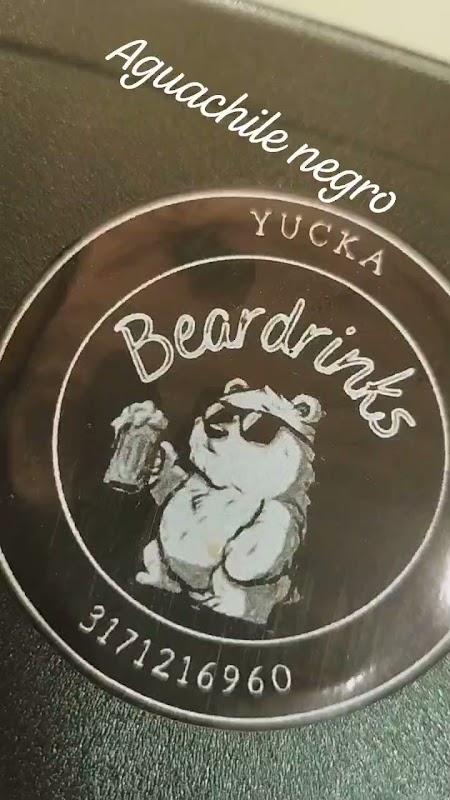 Interior de Beardrinks Ipevi con barra y una michelada bien servida, ambiente nocturno