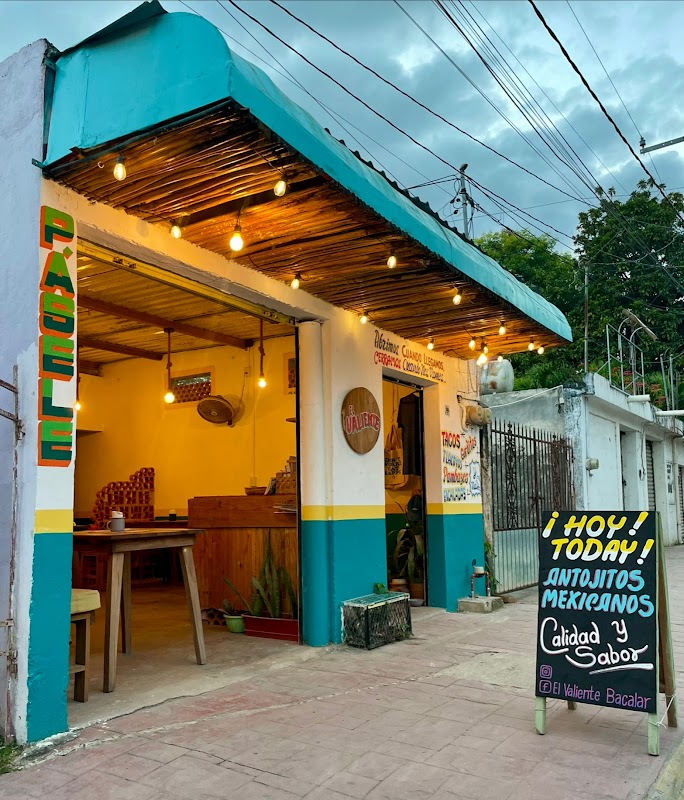 Exterior colorido de Los de Atlixco con su letrero y mesas al aire libre