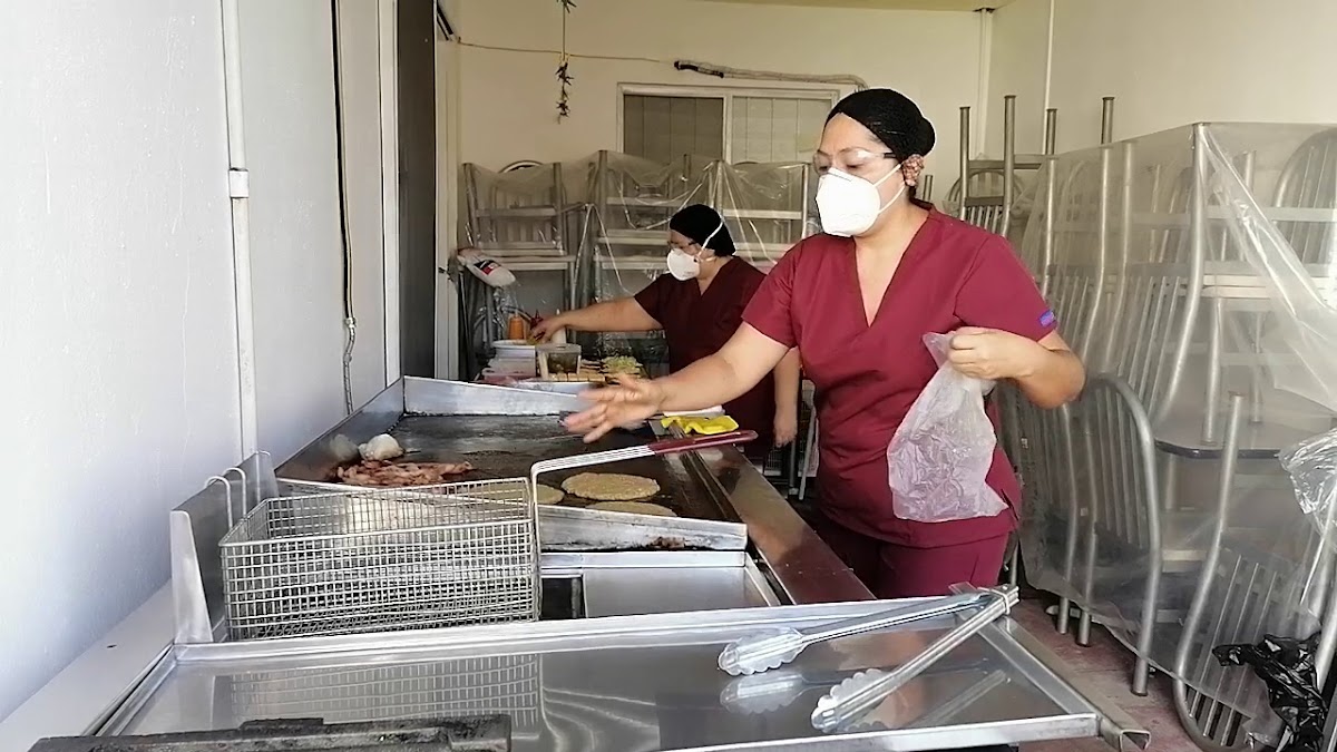 Hamburguesa clásica con queso fundido y papas fritas en Sophie Burguer — foto del plato servido en bandeja