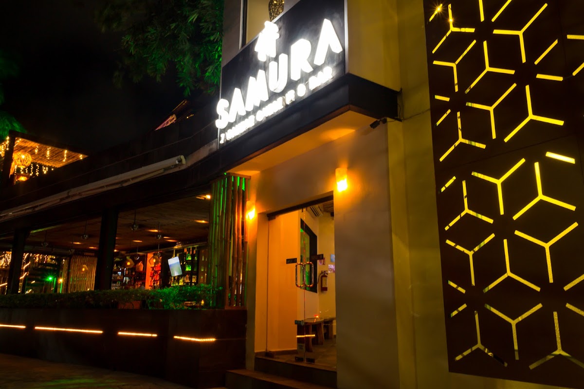 Samura Japanese Cuisine & Bar Cancún – terraza con vista a la calle, cóctel de sake y plato de edamame