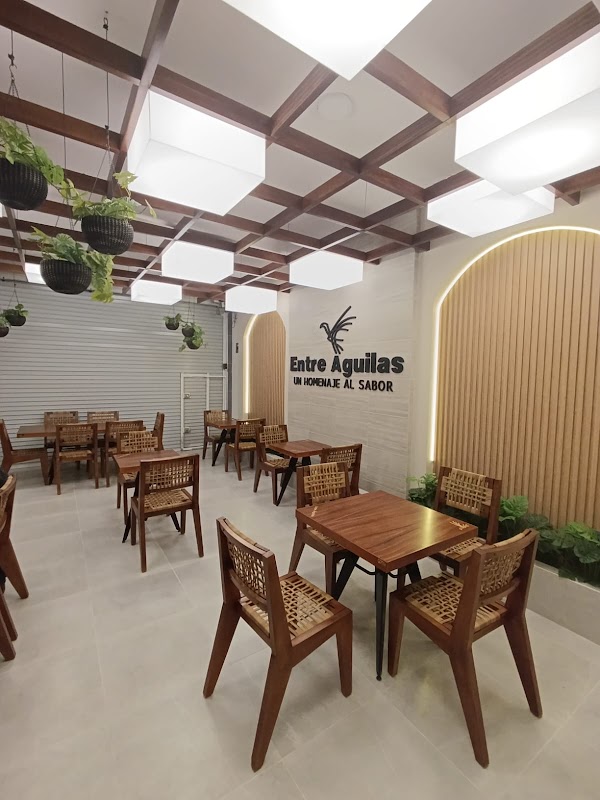 Restaurante Entre Águilas interior con plato de enchiladas rojas y barra de salsas