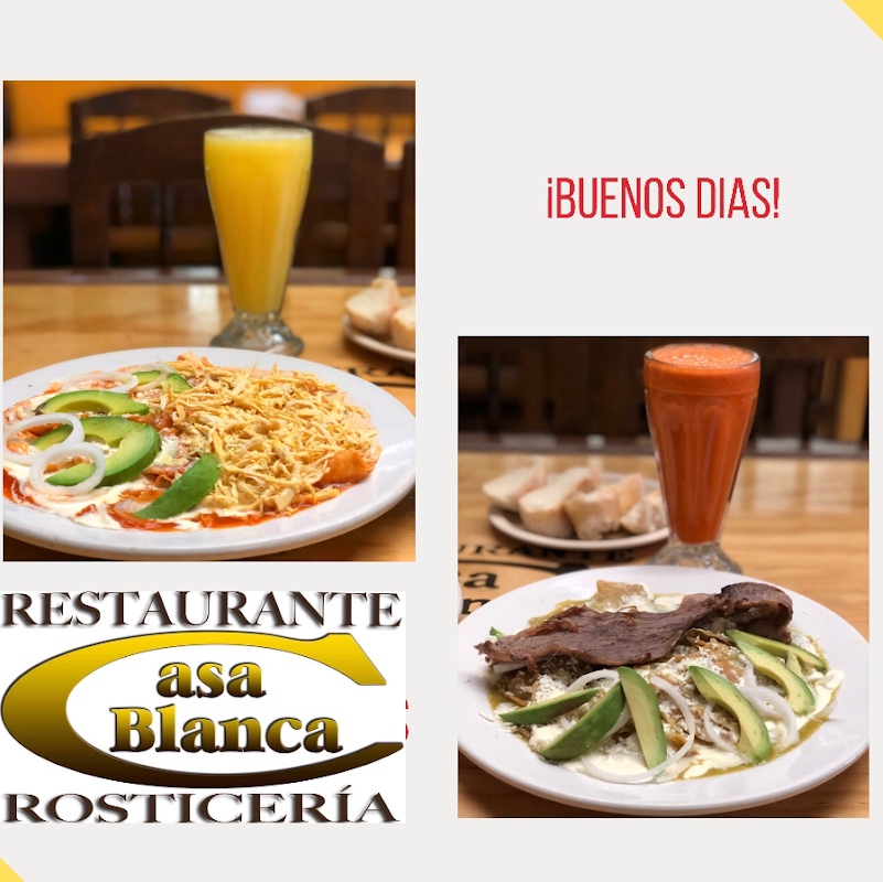 Interior de Restaurante Casa Blanca con su zona familiar, platos de chilaquiles y pollo a la rotisserie sobre la mesa.