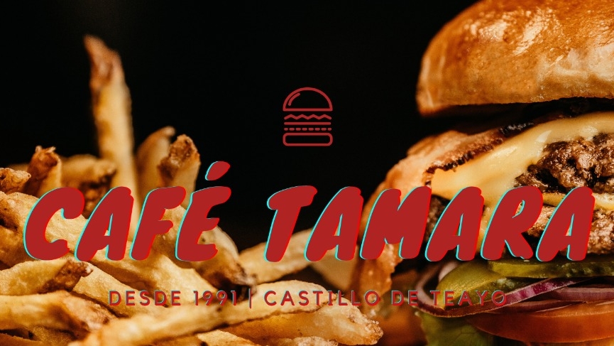 interior del Café Tamara con una taza de café y una hamburguesa jugosa sobre la mesa