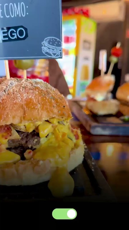 Don Burger Ampliación presentando su estación de hot dogs y una hamburguesa con queso, vista del mostrador en la tarde