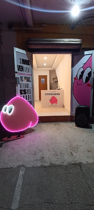 Las Cogeladas – copa de piña colada con coco rallado, foto del exterior de la tienda en Campo Grijalva