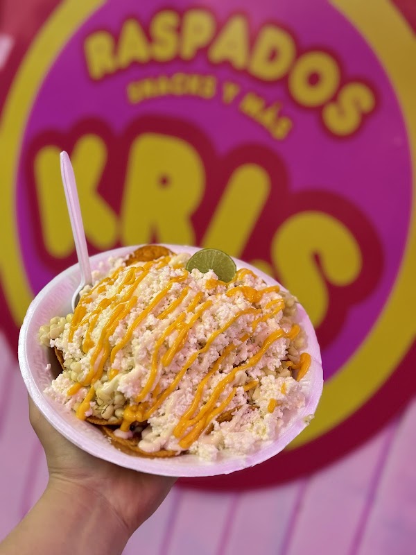Raspados KRIS – raspado de mango con trozos de fruta fresca, servido en vaso de plástico, foto del puesto en la calle Chiapas