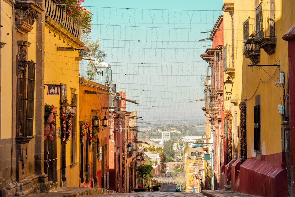Colorful buildings line a steep street in San Miguel de Allende, México.
