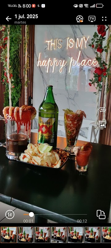 Buffa Wings — alas de pollo crujientes con salsa picante y una michelada espumosa en la barra del local