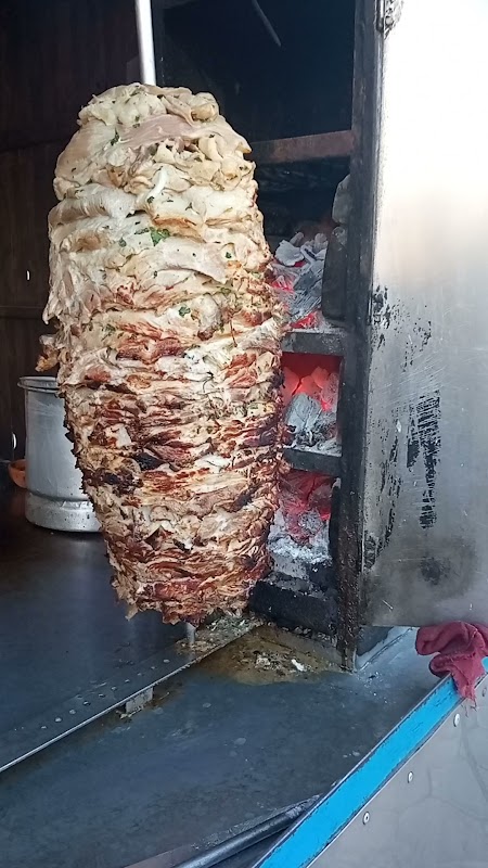 Corte de rib eye a la parrilla y tabla de quesos artesanales en Asadero de Carnes Brito — plano detalle