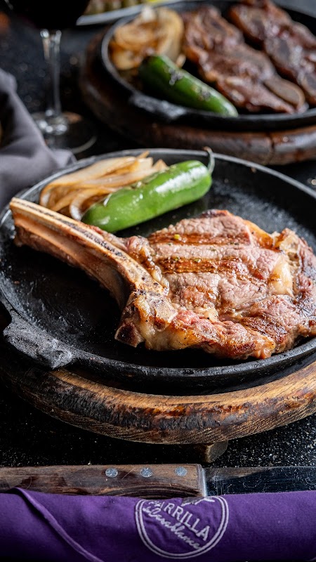 Parrilla Casablanca con picanha a la parrilla, marcas de carbón y acompañamiento de empanadas