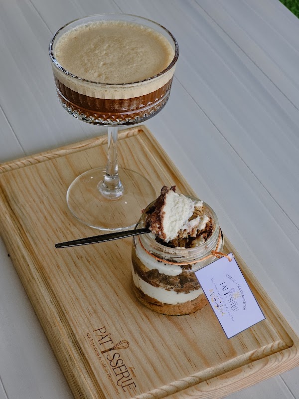 Gâteau basque y taza de café de especialidad en Patisserie Lemus, enfoque en el pastel