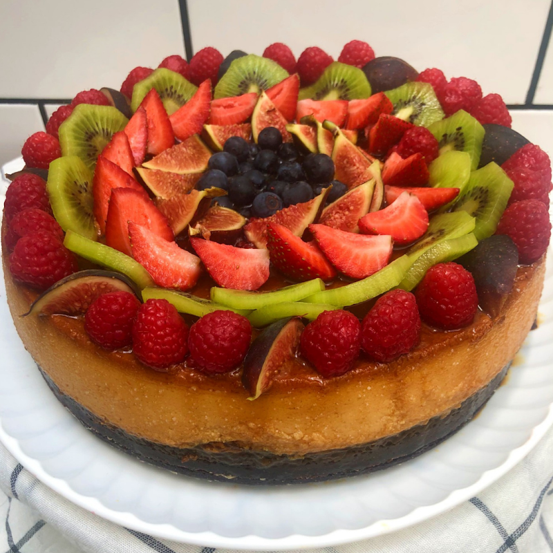 Rebanada de pastel de fresas con crema en La Siete Repostería — primer plano del postre