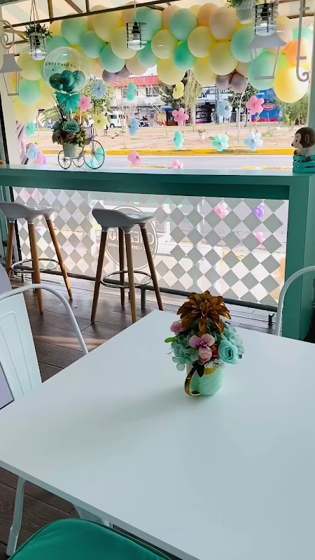 Interior de LUCIO CAFÉ mostrando la máquina de espresso y un latte con espuma artística