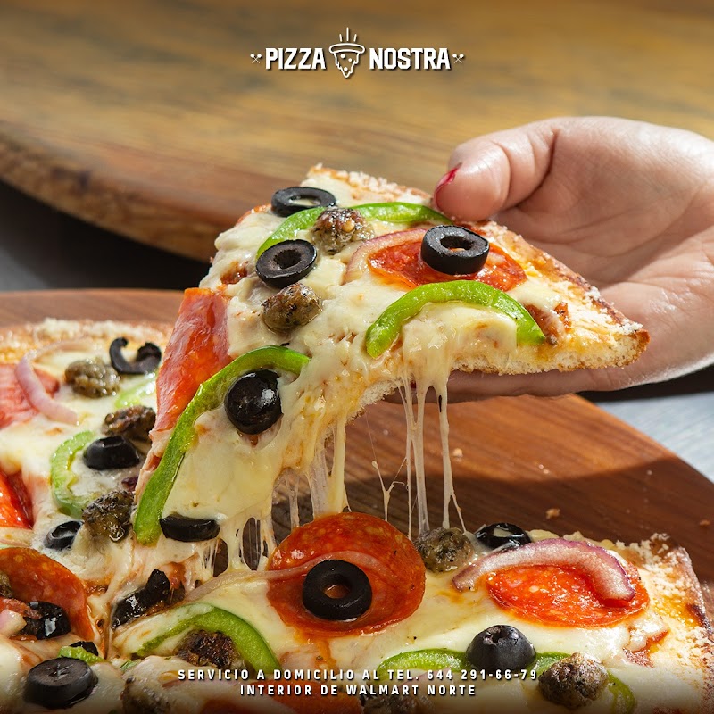 Pizza Nostra dentro del Walmart, pizza de masa delgada con queso fundido y salsa roja, ambiente de comedor rápido