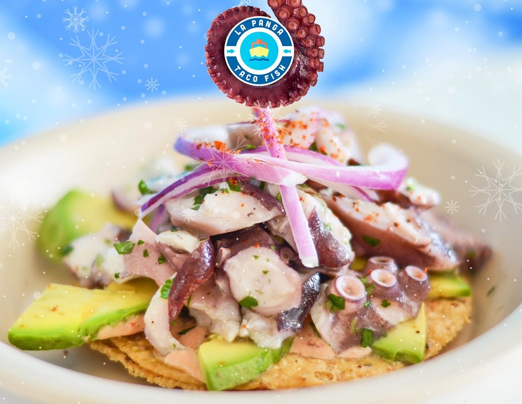 La Panga Taco Fish – tacos de marlin en tortilla de maíz, servidos en bandeja de madera, con salsa verde al lado