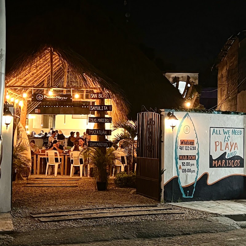 PuntoNayar Restaurante De Mariscos exterior iluminado, mostrando letrero y barra de camarones bajo luces nocturnas
