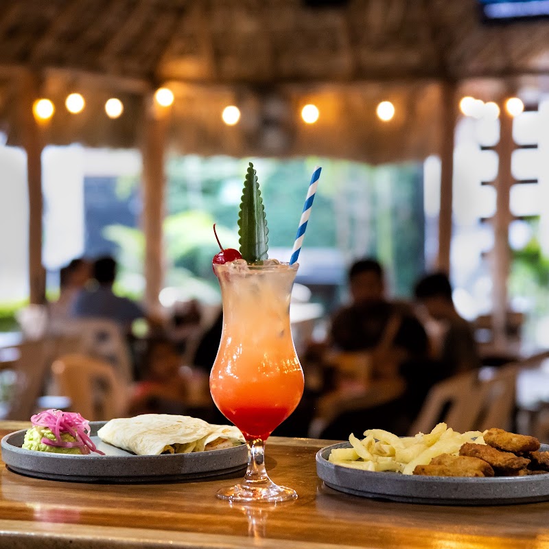 PuntoNayar Restaurante De Mariscos – vista exterior del local en la calle B. Juárez con su letrero rojo y mesas al aire libre