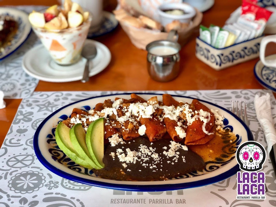 Artesano Fondita Huasteca interior con mesas de madera y platos de enchiladas al desayuno